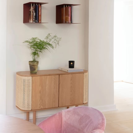 Dimensions: 109 × 43 × 75 cm | Material: rattan, brass, oak | Image: Umage
