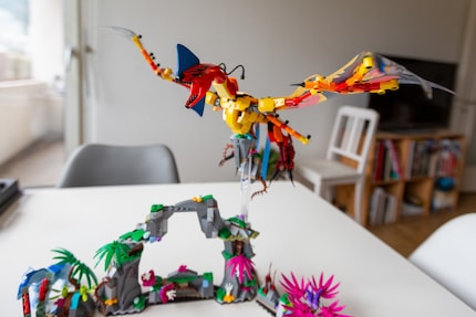 Chez Lego Avatar, Toruk est assis sur un support au-dessus du diorama.