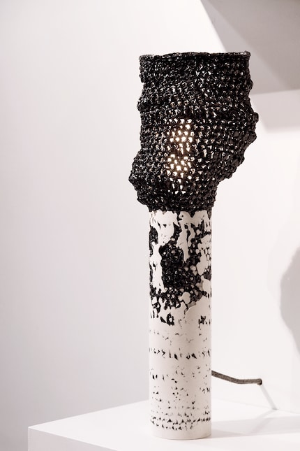 « Lamp, 2021 » (50 cm x 8 cm) par Studio Gilles Werbrouck et Hugues Loinard Studio.