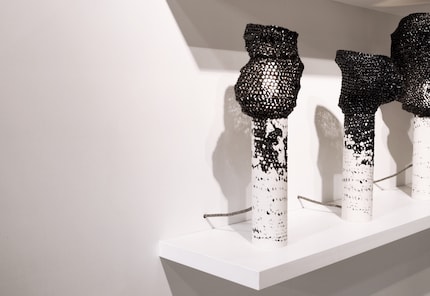 Surcyclage de cassettes VHS : les lampes se composent d'un plâtre spécial et d’un abat-jour crocheté en bande magnétique.