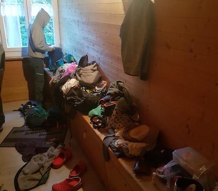 Bien que nous ayons une pièce rien que pour nous, un petit chaos se propage rapidement. Je me demande à quoi ça ressemble quand 20 personnes dorment ici