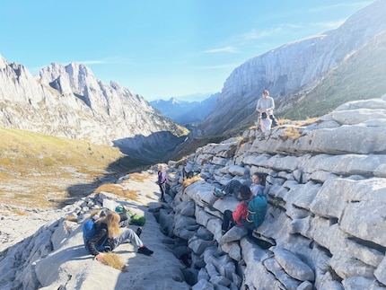 Grâce à des pauses régulières, il reste suffisamment de temps pour explorer les environs, faire de l’escalade ou simplement profiter du calme.