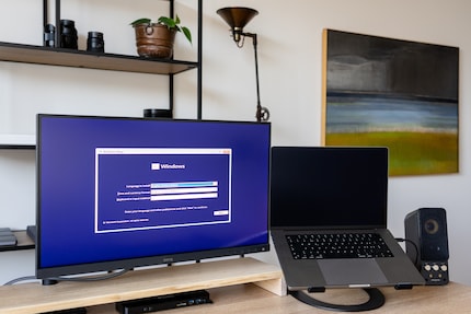 Il n’est pas si facile d’accéder à l’installation de Windows en tant que personne en transition. Dans l’image, à droite : un MacBook au regard accusateur.