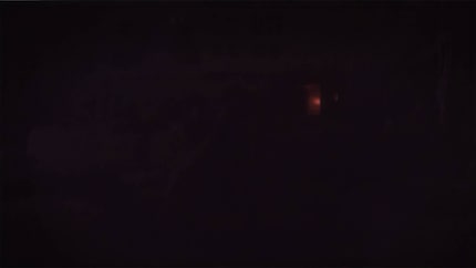 À titre de comparaison, le même test sur la QD OLED S95B de Samsung : dans les mêmes conditions, la lampe est à peine visible.