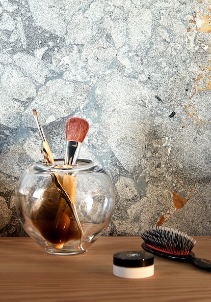 Les pinceaux à maquillage peuvent attirer l’attention s’ils sont placés dans le bon récipient, ici le vase Jali.