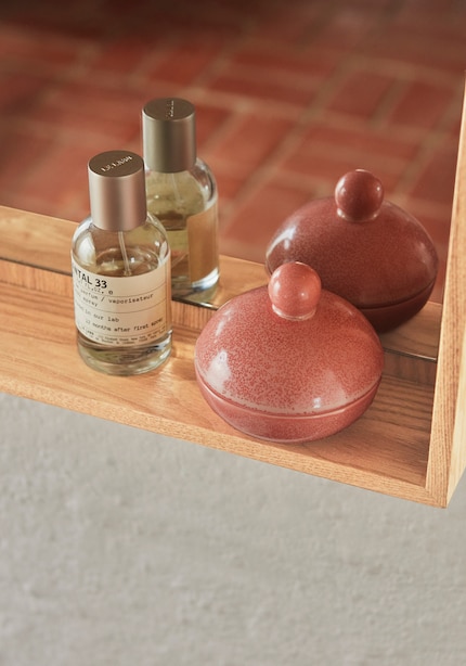 Deux, c’est mieux : le miroir Oyoy met en valeur même une simple bouteille de parfum.