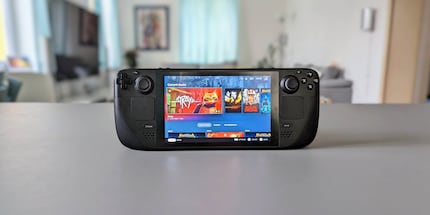 Jouer à des jeux PC en déplacement, sans ordinateur portable gaming encombrant : avec le Steam Deck, c’est possible.