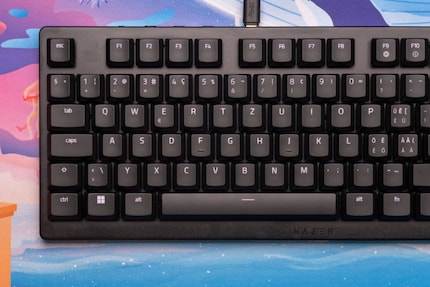 L’espacement en haut entre la touche Esc et les touches de fonction n’est pas régulier.