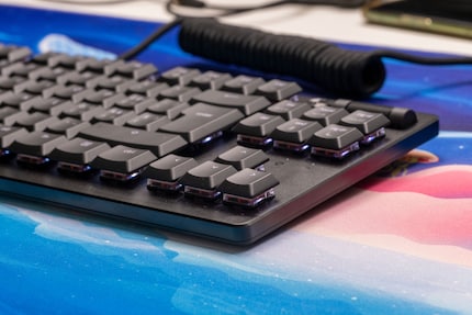 Le Deathstalker V2 Pro TKL est très sobre et ressemble à un clavier de bureau standard.