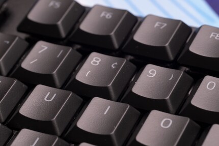 Je ne comprends pas pourquoi les parenthèses sur les keycaps du Deathstalker V2 Pro TKL sont placées une fois en position secondaire et une fois en position tertiaire.
