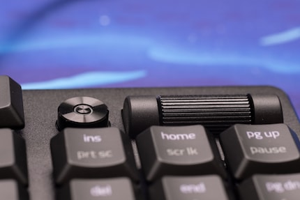 La molette de volume du Deathstalker V2 Pro TKL est agréable au toucher.