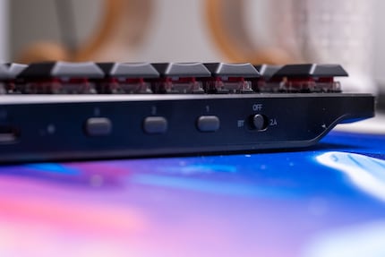 À l’arrière du Deathstalker V2 Pro TKL, vous pouvez changer de mode de connexion ou d’appareil connecté.