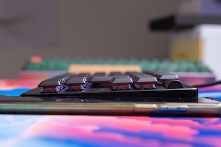 Mon One Plus 8 n’est pas beaucoup plus fin que le Deathstalker V2 Pro TKL.