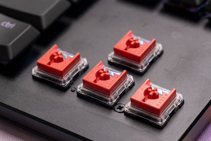 Les interrupteurs optiques linéaires du Deathstalker V2 Pro TKL se déclenchent par un signal lumineux.