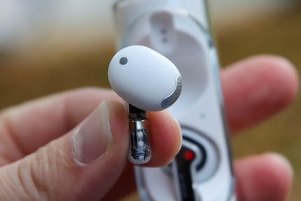 Dans le cas du Nothing Ear (stick), l’oreillette comporte également des éléments transparents.