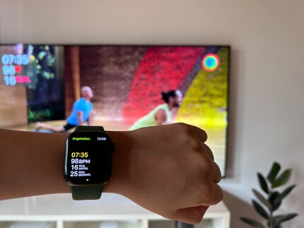  Une interaction digne de ce nom : l’Apple Watch communique avec d’autres appareils pendant les entraînements sur Fitness+.