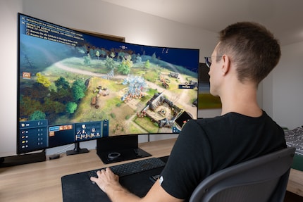 Les jeux de stratégie sont amusants sur un écran géant. Je peux effectuer un zoom arrière, je vois plus le champ de bataille et les personnages sont quand même assez grands.