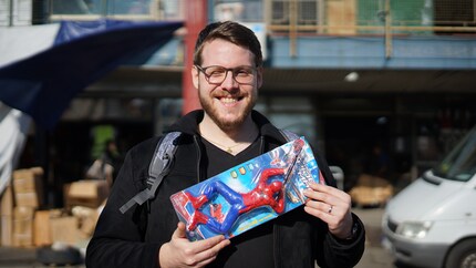 Sniper-Man est essentiellement une figurine de l’univers de G.I. Joe peinte en rouge et bleu avec une tête de Spider-Man.