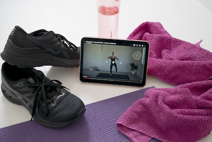 L’iPad est rapidement installé devant le tapis de yoga. Si seulement ce n’était pas pour faire du sport juste après...