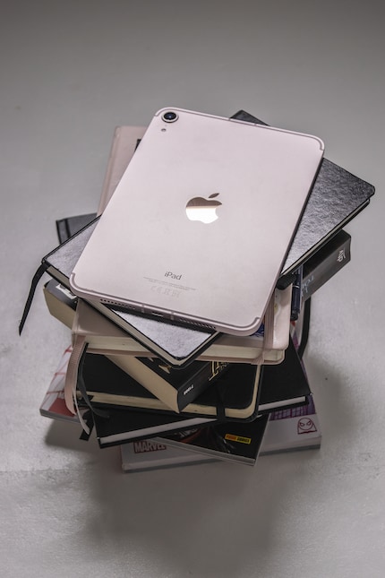 L’iPad Mini se remarque à peine sur ma pile de carnets.