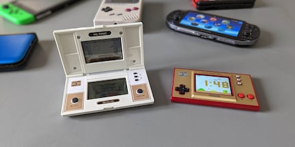 Nintendo a récemment lancé une nouvelle édition de la Game & Watch. À gauche, la console originale, à droite le nouveau modèle.