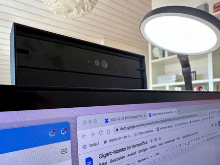 Die Webcam lässt sich aus dem Rahmen des Monitors herausfahren – und auch wieder darin versenken. Praktisch gegen Überwachungsphobie.
