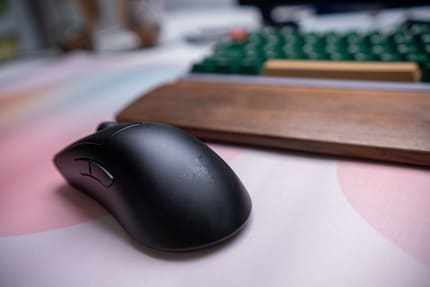 Fingerabdrücke werden vom Gehäuse der Deathadder V3 Pro magisch abgewiesen.