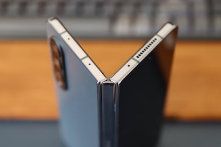 Vue de la charnière et du cadre en aluminium du Galaxy Z Fold 4.