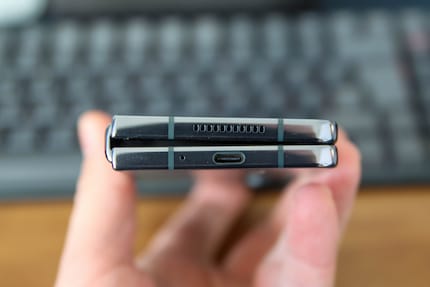 Port USB C et l’un des haut-parleurs du Galaxy Z Fold 4.