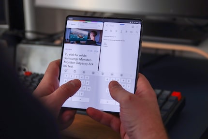 Deux applications côte à côte sur le Galaxy Z Fold 4. Si l’on ajoute le clavier, cela devient confus.