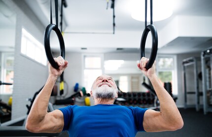 Der Sarkopenie, dem altersbedingten Muskelschwund, mit Krafttraining entgegenwirken.