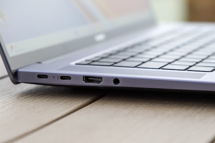 Les ports sur le côté gauche du MateBook 16s