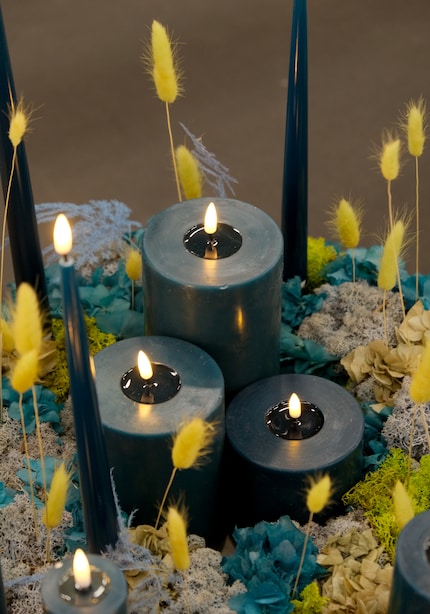 The «Shiny Blossom» LED candles give off the soft flicker and glow of real candles.
