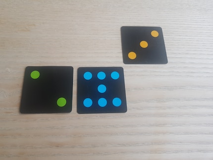Entweder man legt eine Karte an eine andere Karte...
