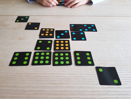 Ich will meiner Tochter schon sagen, sie müsse rechts eine blaue Karte neben meine Grüne legen, damit ich meine Reihe nicht fertigmachen kann.