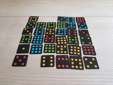 Hätten wir beide eine 4er-Reihe gehabt, würde man die Punkte zählen und derjenige mit weniger Punkten in seiner Reihe gewinnt. Dumm nur, dass in meinem Beispiel beide Reihen gleich viele Punkte aufweisen. Was nun passieren würde, steht in der Spielanleitung nicht. Ich denke, es gewinnt diejenige, die mehr 3er-Reihen hat.