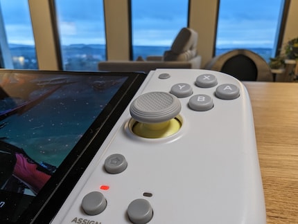 Le joystick plus haut me permet de viser plus précisément et grâce à la courbure concave, mes doigts ne glissent pas constamment