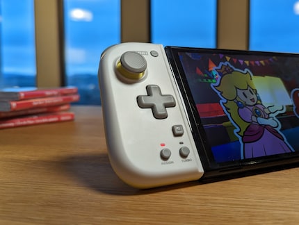 Contrairement aux quatre boutons séparés du Joy-Con gauche, la manette Hori intègre un véritable pavé directionnel.