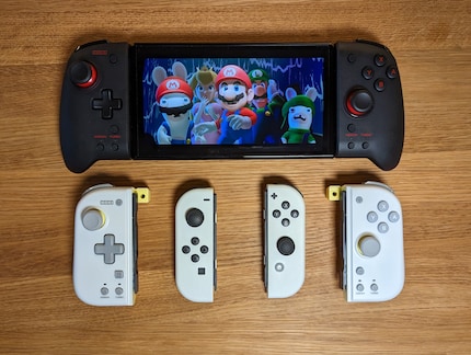 Le Split Pad Pro (en haut) comparé au Split Pad Compact et aux Joy-Con (en bas)