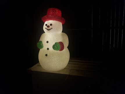 Il nous accompagne depuis des années à l’approche de Noël : notre bonhomme de neige lumineux