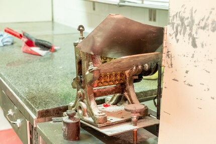 This device is used to emboss the candies.