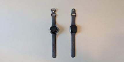 Avec l’écran éteint, les deux montres ne payent pas de mine. À gauche la montre de Google, à droite celle d’Apple.