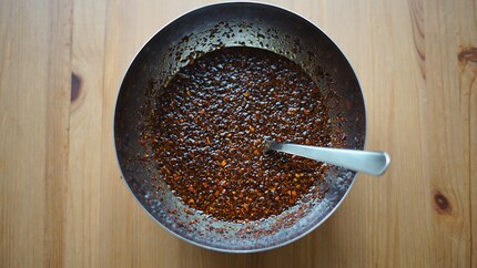 Das heisse Öl vermengst du dann mit den Chiliflocken.