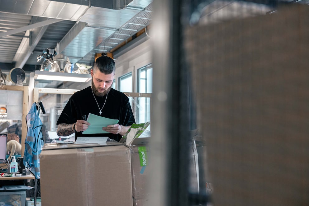 Un employé du service après-vente vérifie un retour.