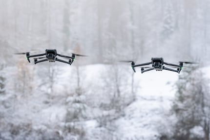 Both of the Mavics are big, but even so, they can stay a long time in the air if needed.