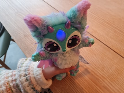 Mixie est enfin libéré et nous remercie en émettant des sons. Lorsqu’on le touche sur le front avec la baguette magique, le cristal s’illumine de différentes couleurs.