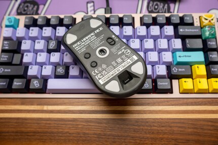 Grâce à ses cinq patins de glissement, l’Asus ROG Harpe Ace Aim Lab Edition glisse presque sans heurt sur la table.