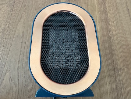 Le Boldr de face : un anneau de couleur laiton autour de la grille d’aération lui confère une certaine élégance