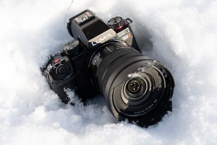 Le S5II « résiste aux éclaboussures ». En tous cas, il a résisté à son bain de neige.