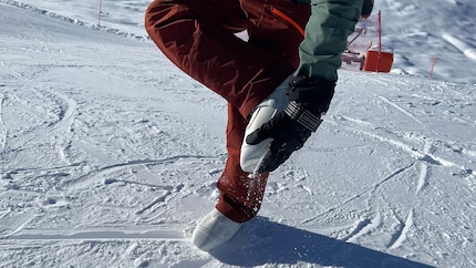 Une étape pour le moins répétitive, il faut sans arrêt retirer la glace et la neige collées sous la semelle. 